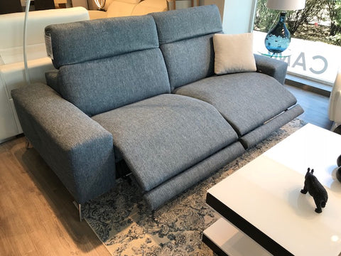 Sofa de diseño modelo LAGOH con asientos relax y cabezales electricos