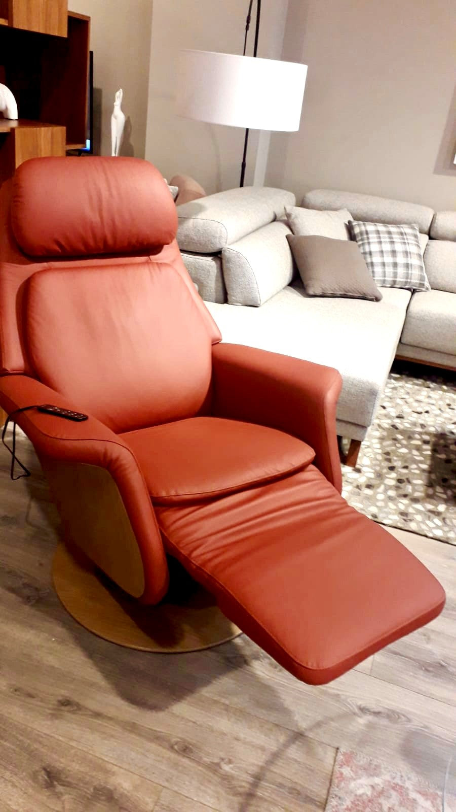 Sillón STRESSLESS modelo SAM WOOD opciones relax, masaje y calefacción.