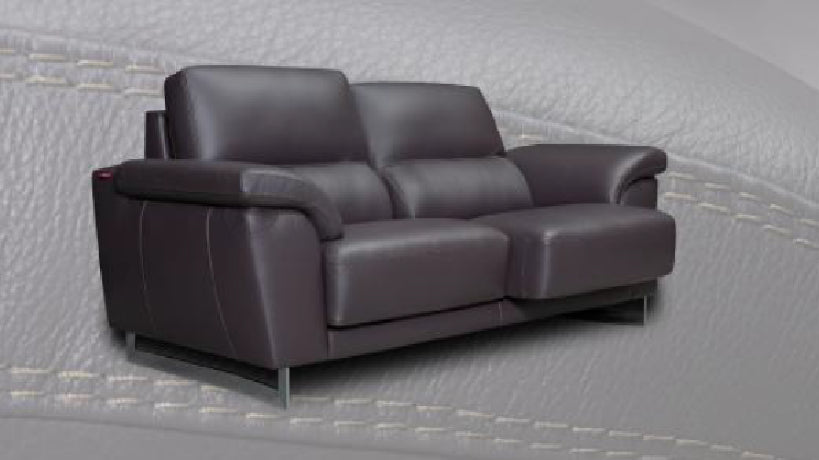Sofá de piel marrón con asientos deslizantes 